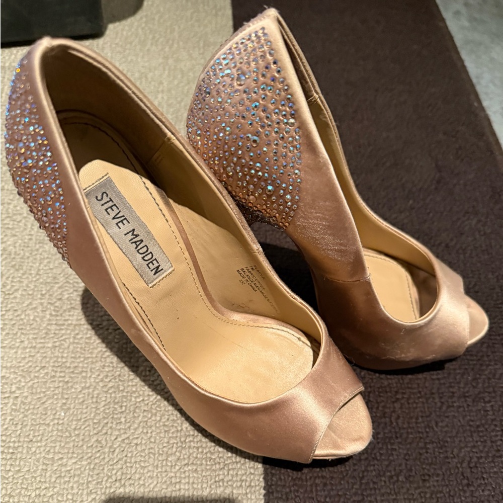 Steve Madden Gold Shoes sz 7